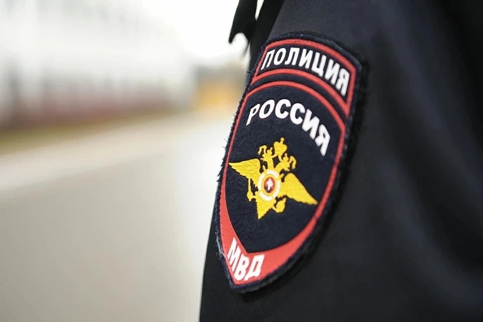 В Подмосковье мужчина в медицинской маске и с отверткой в руках ограбил салон связи почти на 100 тыс. рублей