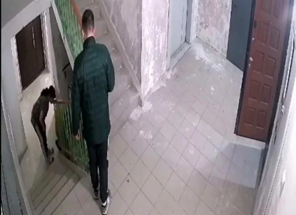 Скинул собаку. Мужчина сбросил собаку и ребенка с 10 этажа. Сбросил собаку с 15 этажа. Муж сбросил ребенка и собаку с 10 этажа Минск. Женщина скинула собаку с 7 этажа Новочебоксарск.