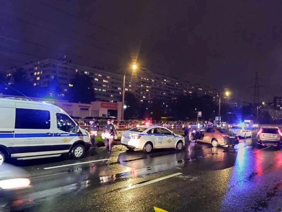 В Приморском районе ночью со стрельбой ловили женщину на "Тойоте". Фото: vk.com/spb_today