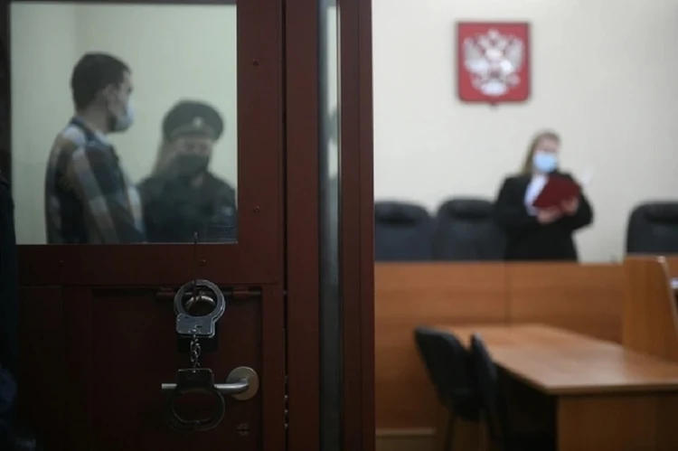 В Ростове вынесли приговор мужчине, который дважды напал на инкассаторов, а потом ранил конвоира в суде