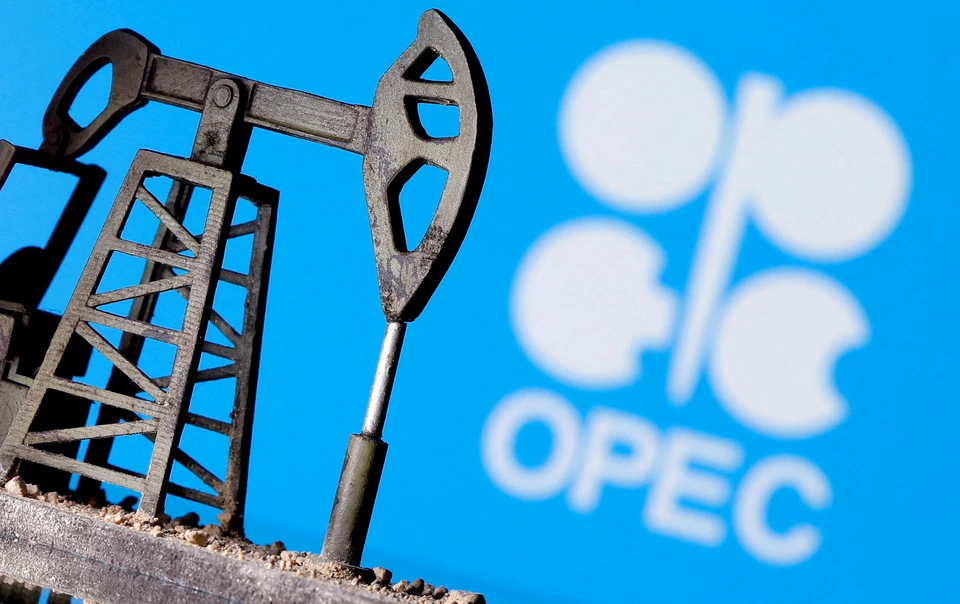 Домкрат нефтяного насоса, напечатанный на 3D-принтере, перед логотипом ОПЕК на этом иллюстративном изображении.
