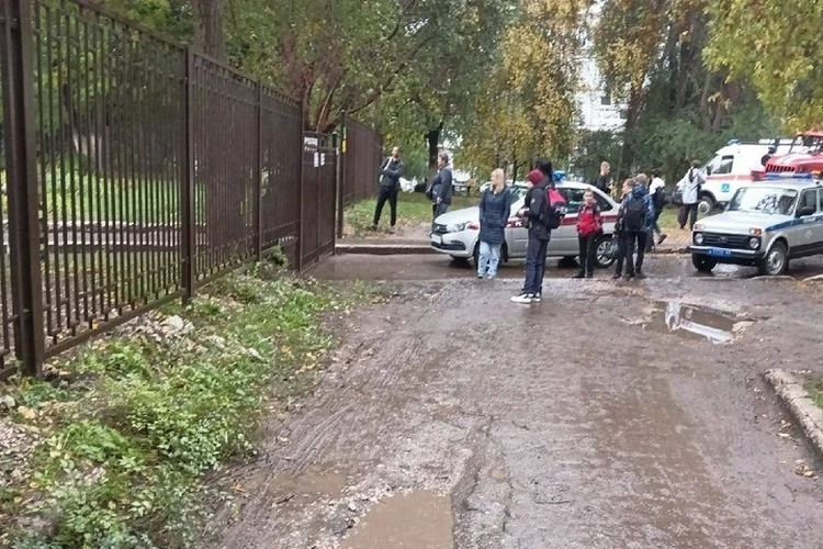 Полицию вызвал бдительный отец: у школы в Новокуйбышевске задержали мужчину с «пистолетом»
