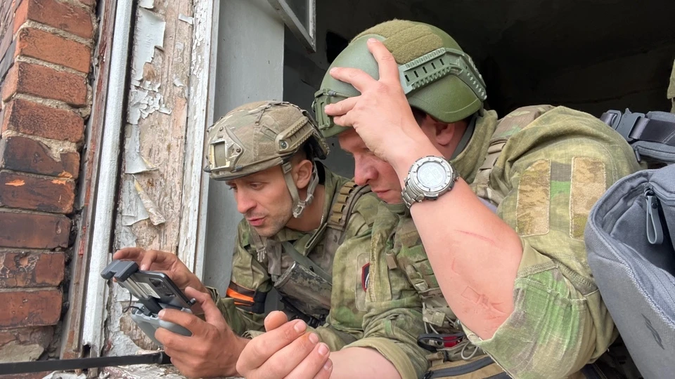Максим Кондратович делает печи-буржуйки для военных, находящихся в зоне спецоперации.