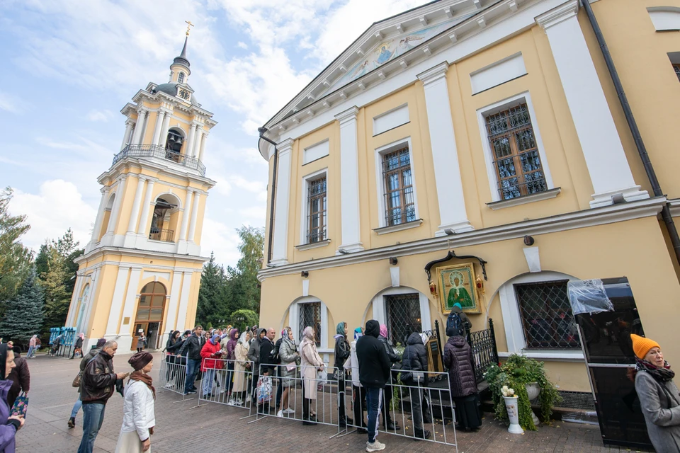 The line to the icon of the Matrona in the Intercession Monastery.  She was hanged for those who could get into the temple.  But the guests of the monastery consider it their duty to uphold this image as well.
