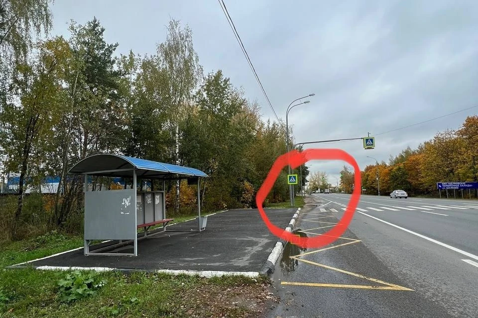 Остановка 18 школа. Остановка. Автобусная остановка на Чкаловская. Чкаловский поворот. Автобусная остановка на шоссе.