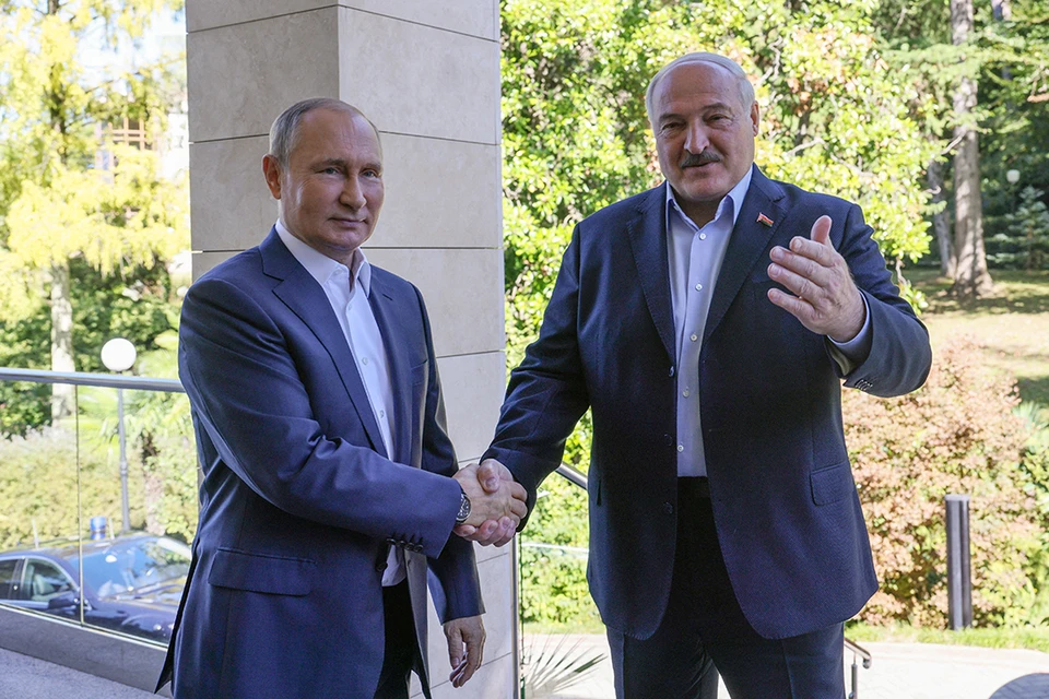 Путин и Лукашенко общались в течение часа один на один после завершения саммита глав СНГ.