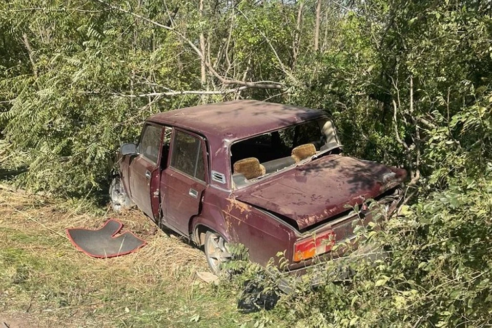 Автомобиль «ВАЗ-21053» съехал в кювет и врезался в дерево. Фото: отдел пропаганды УГИБДД
