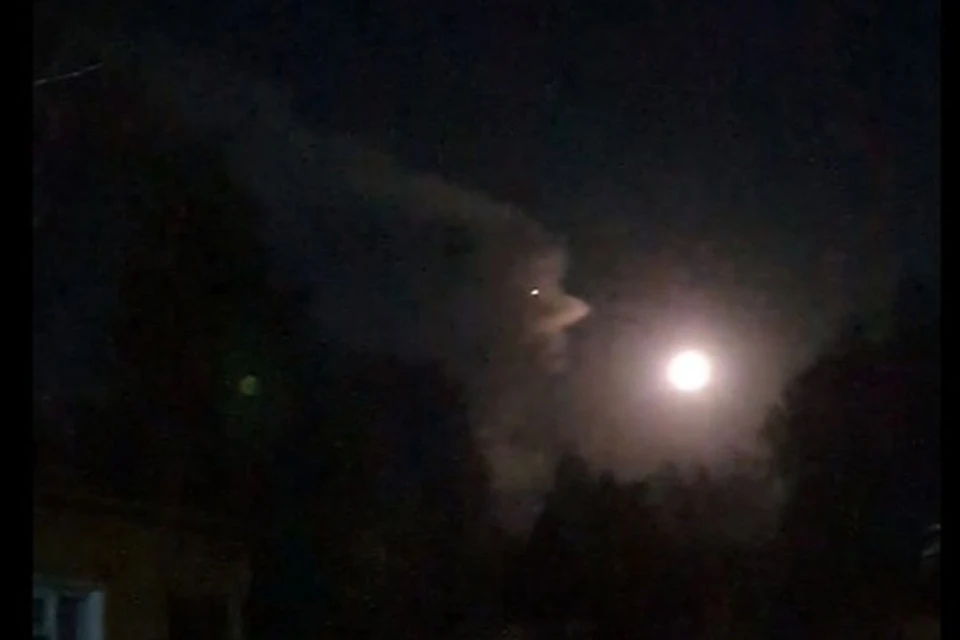 Жители Новосибирска увидели в небе над городом лицо женщины с длинными волосами. Фото: Кадр из видео\"АСТ-54"