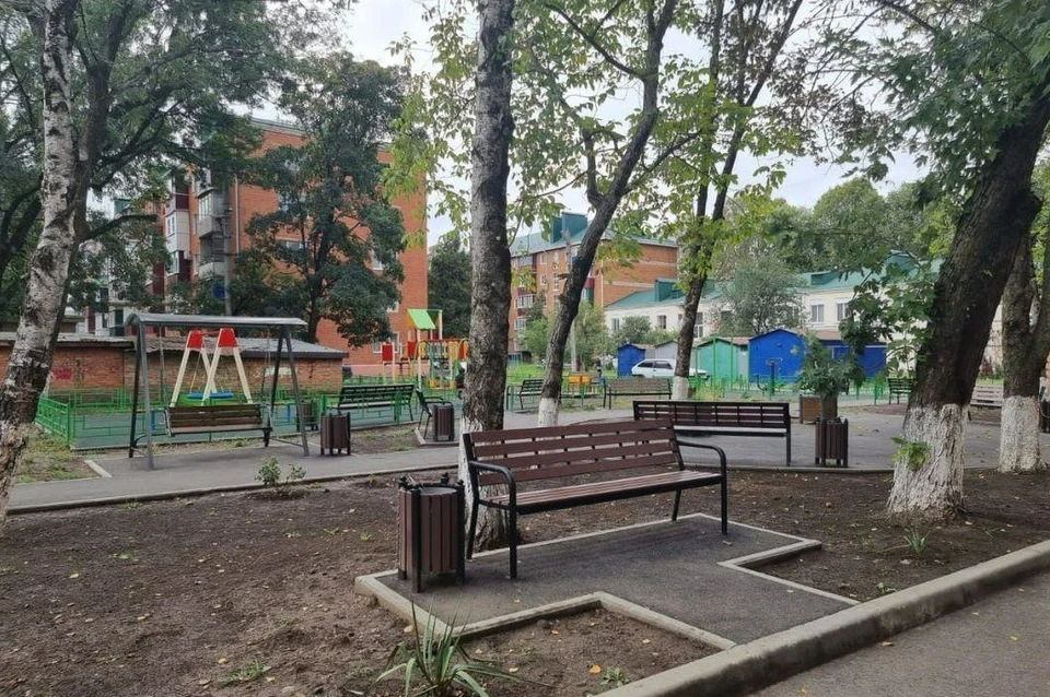 Во дворах оборудовали детские и спортивные площадки, парковки, установили лавочки и урны Фото: t.me/minstroy01