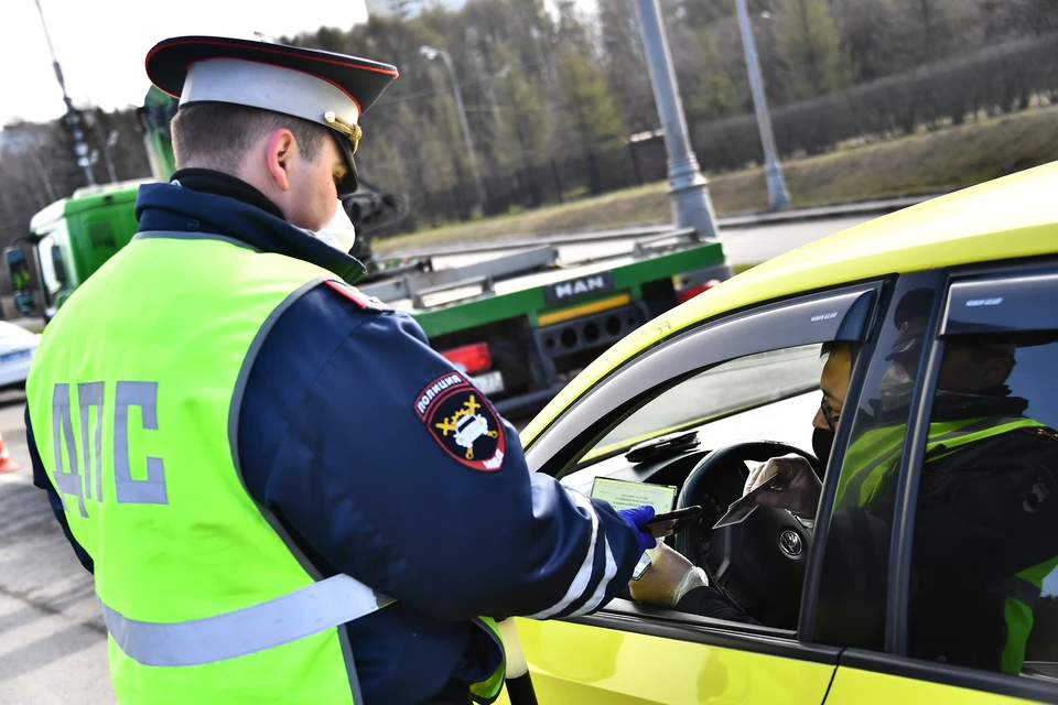 Пьяный водитель в Москве попытался заплатить гаишнику 100 тысяч рублей взятки