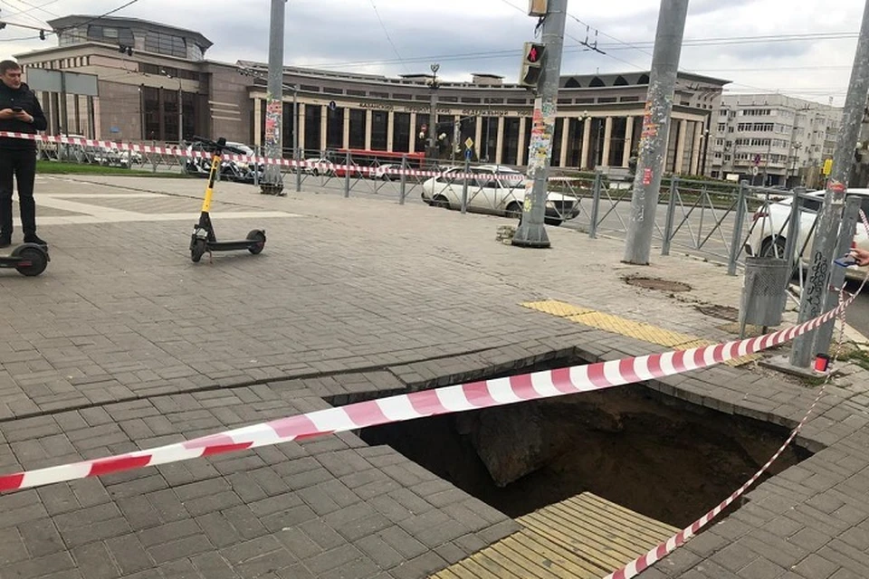 Провал произошел в том месте, где проходят сети канализации.