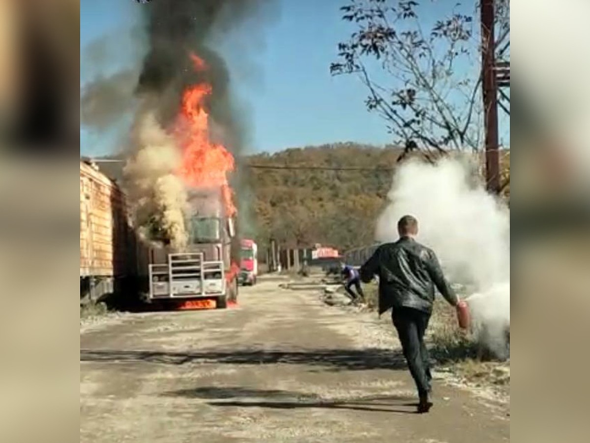 «Был очень сильный взрыв»: во Владивостоке загорелась фура с водителем  внутри - KP.RU