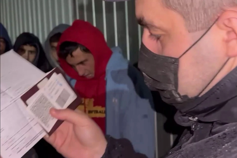 Рейд по мигрантам прошел у ж/д станции Сортировочная. Фото: СПб ЛУ МВД России на транспорте
