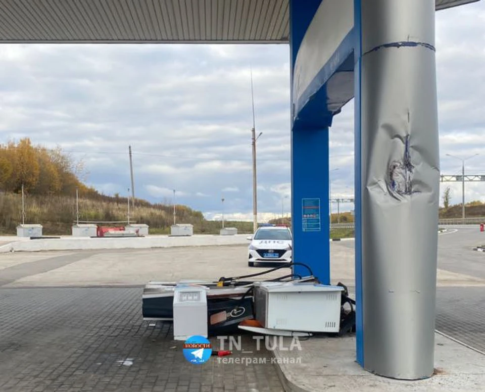 В Ясногорске Тульской области водитель на грузовике снес заправочный автомат на АЗС и скрылся в лесу