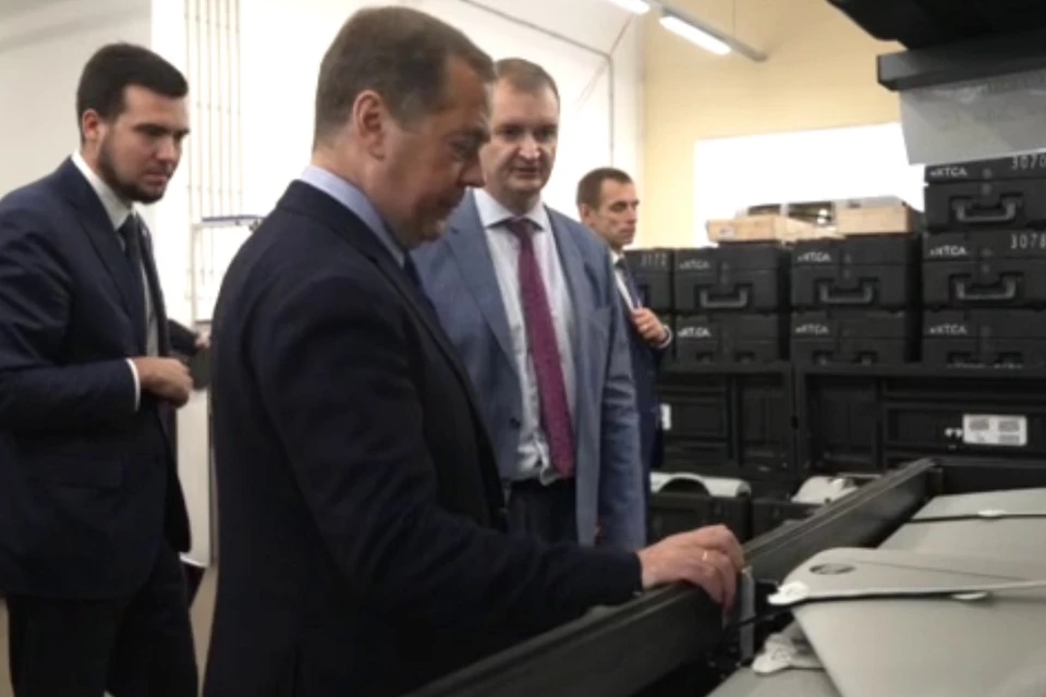 Дмитрий Медведев приехал на производство беспилотников в Петербурге. Фото: t.me/medvedev_telegram