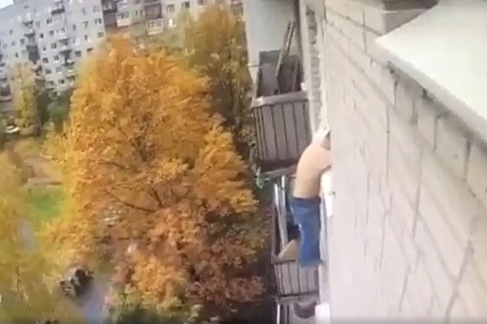 Висевшего в окне наркомана спасли в Купчино. Фото: ГУ МВД по СПб и ЛО