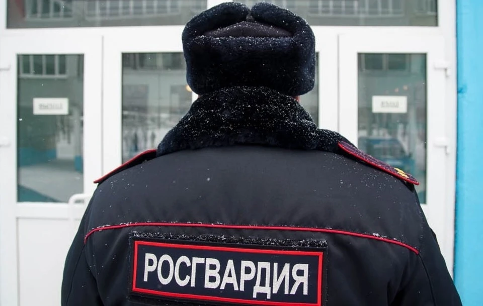 Как только он увидел служебный автомобиль, сразу же пошел в другую сторону.