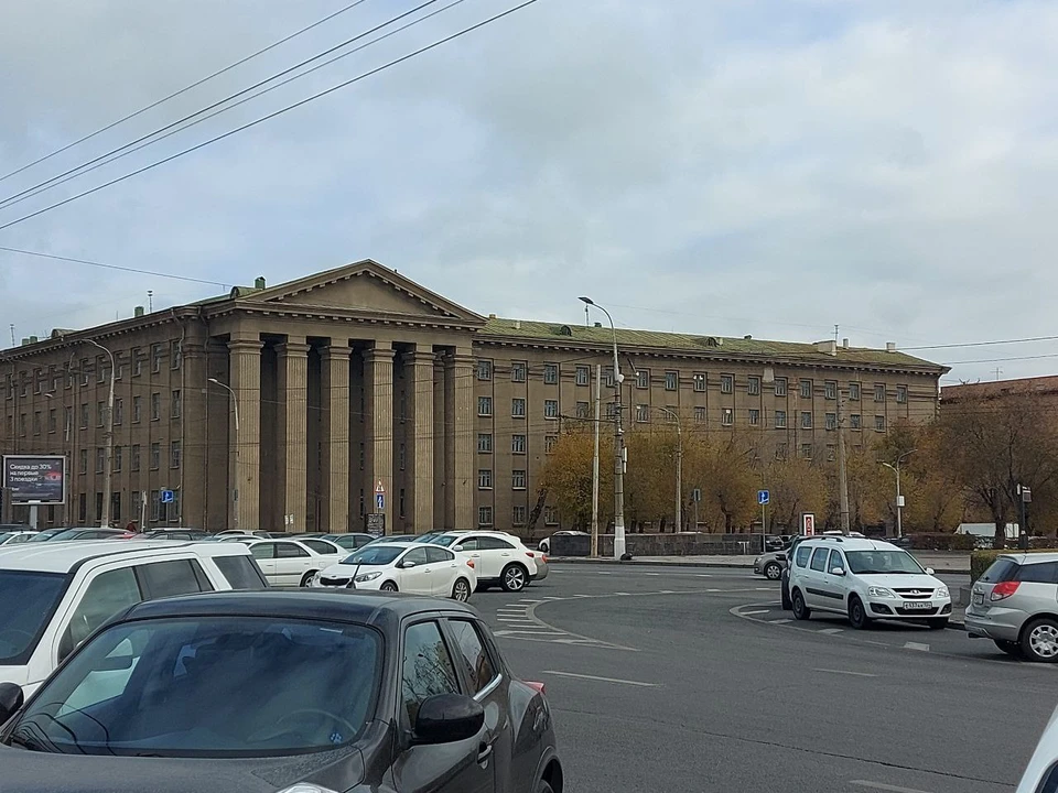 Сейчас мест для парковки в центре недостаточно, считают депутаты.