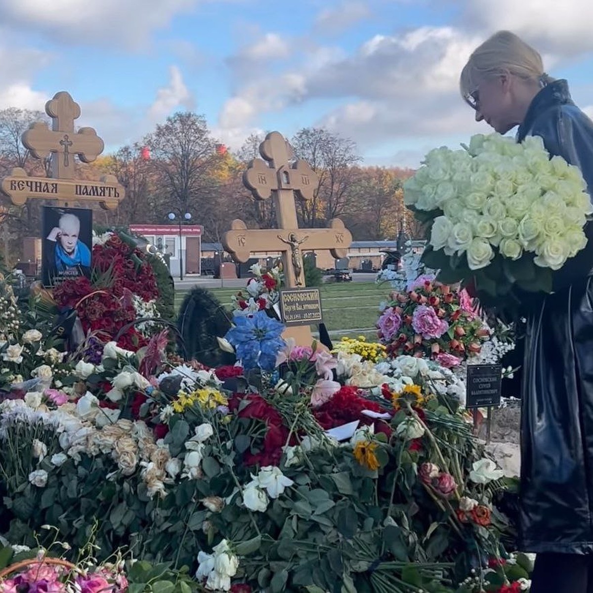 Вся в слезах и с огромным букетом роз Кристина Орбакайте приехала на могилу  выходца из Беларуси Бориса Моисеева - KP.RU