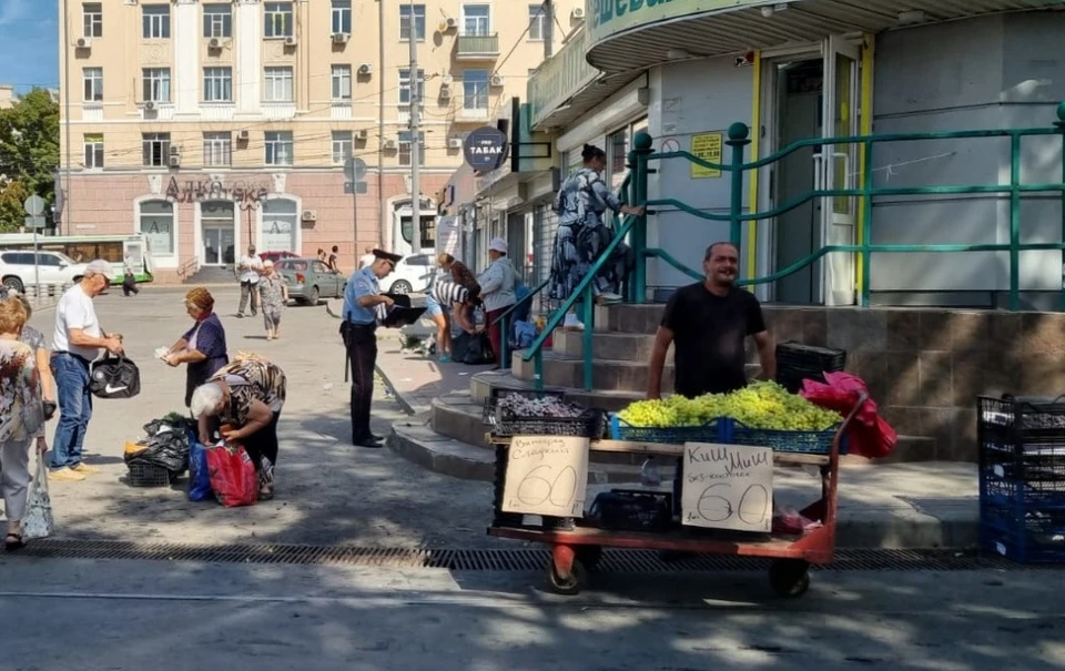 В Ростове продолжается борьба с нелегальной торговлей на Соборной площади. Фото: администрация Ростова.