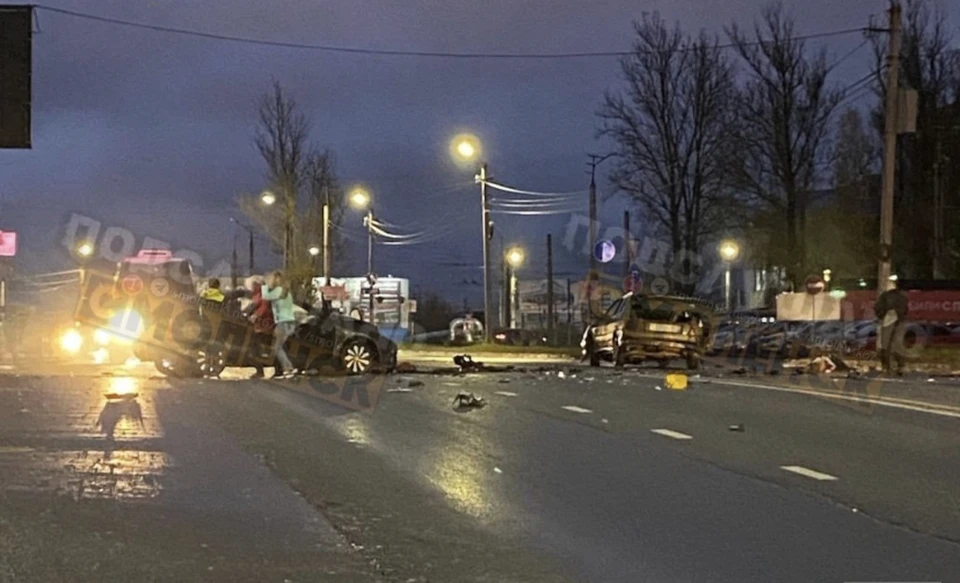 Два человека пострадали в массовом ДТП на Верхнем Волоке в Смоленске. Фото: «Подслушано Смоленск» в соцсетях.