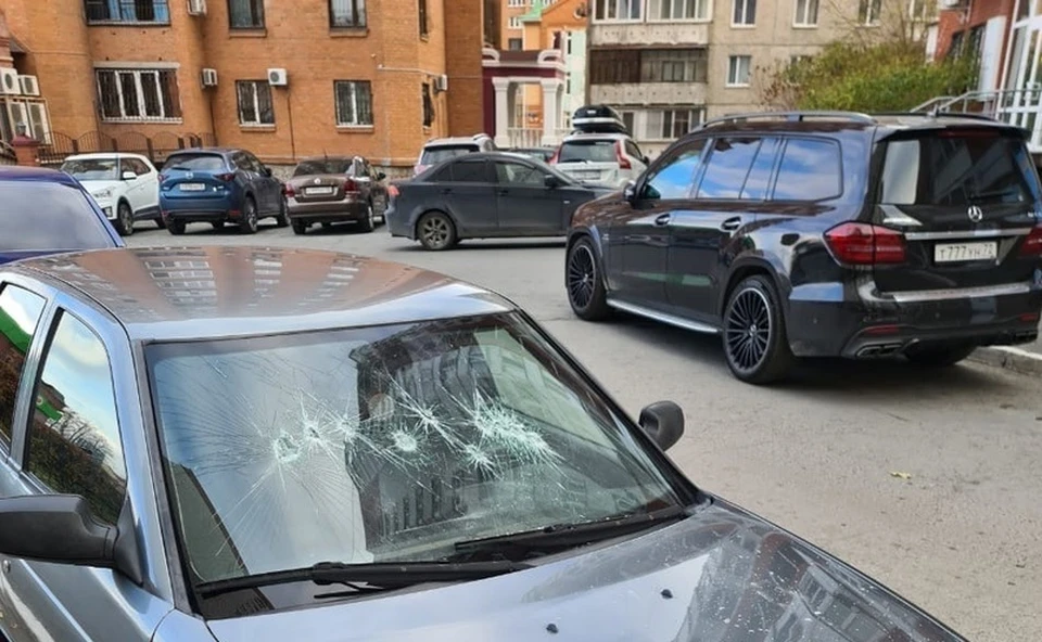 В Тюмени женщина разбила молотком лобовые стекла автомобилей.