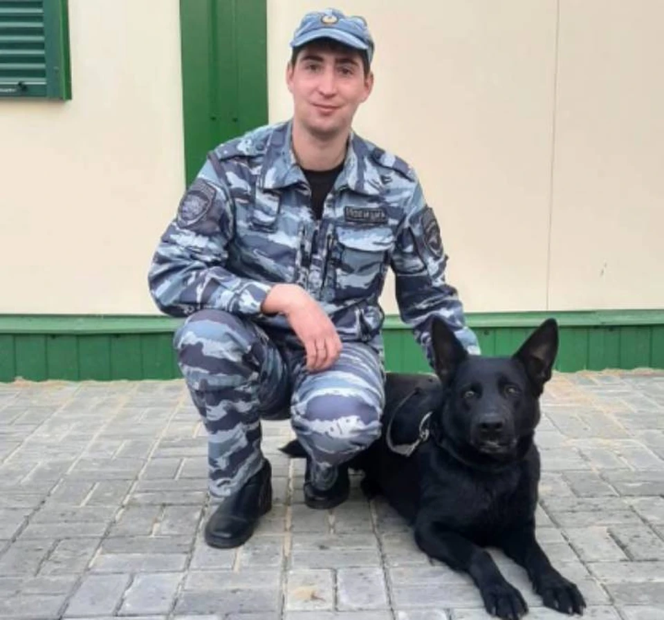 Овчарка Альма со своим хозяином.