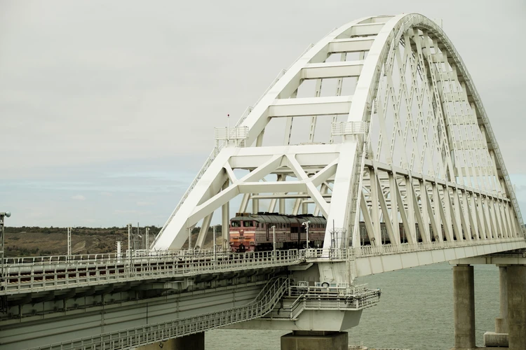 На Крымском мосту демонтируют поврежденные пролеты