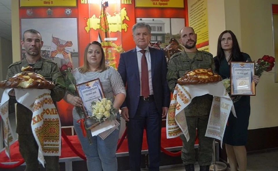 Для молодоженов была устроена настоящая брачная церемония. Фото: сайт администрации Новочеркасска.