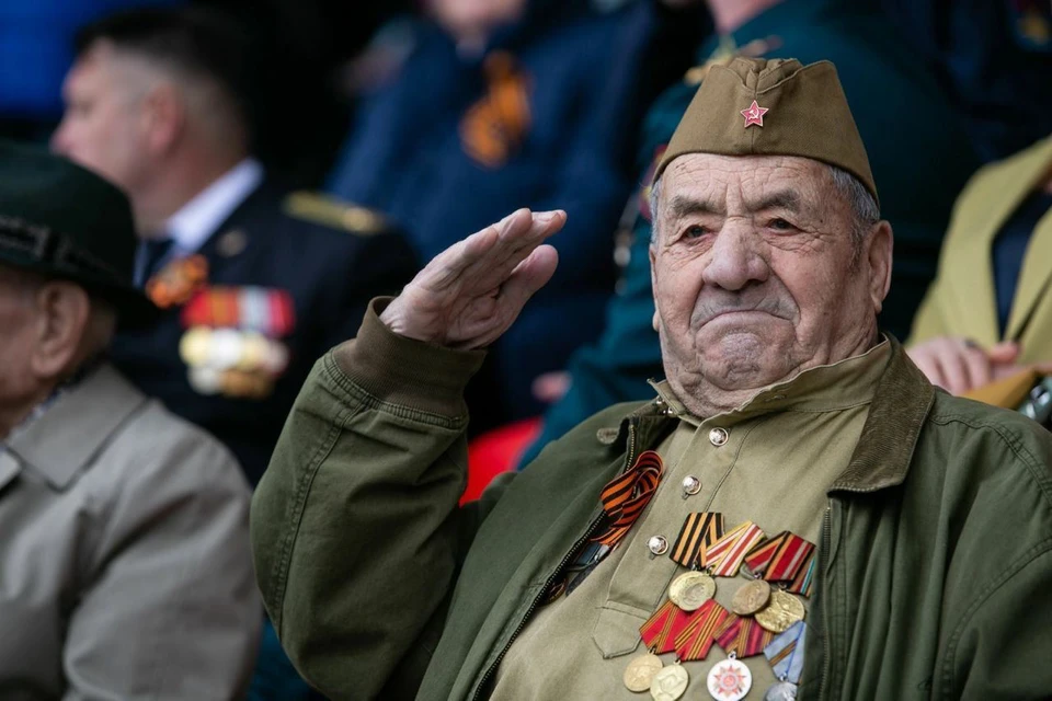 Иван Михайлович каждый год приходит на парад в своей военной форме