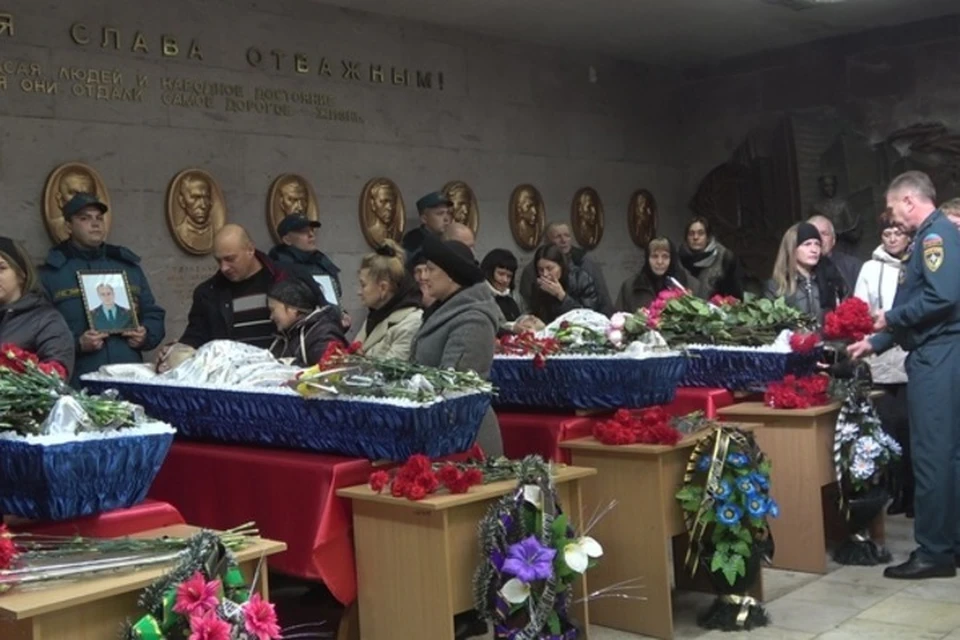 В ЛНР простились со спасателями, погибшими при обстреле ВСУ. Фото: МЧС Республики