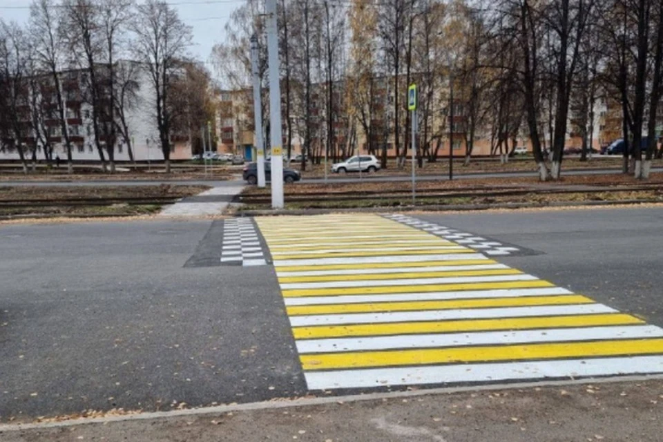 На фотографии видно, что тропинка для пешеходов и «зебра» не совпадают.
