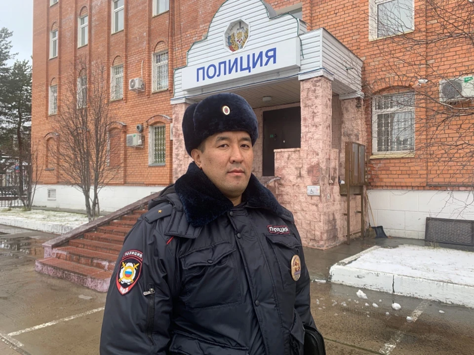 старший лейтенант полиции. полицейский и гражданин. участковый помог. милиция или полиция. общение полиции с гражданами.