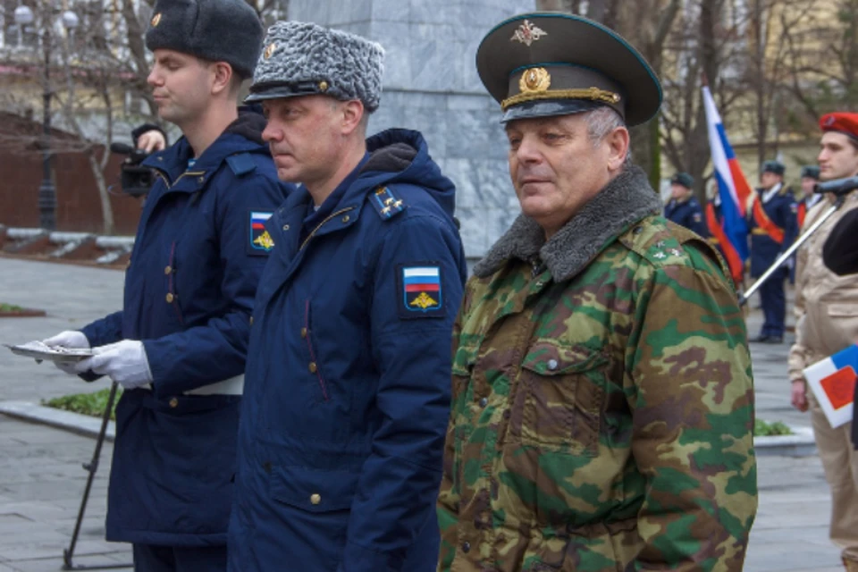 Сергей Евлампиев (в центре) стал врио военкома Хабаровского края