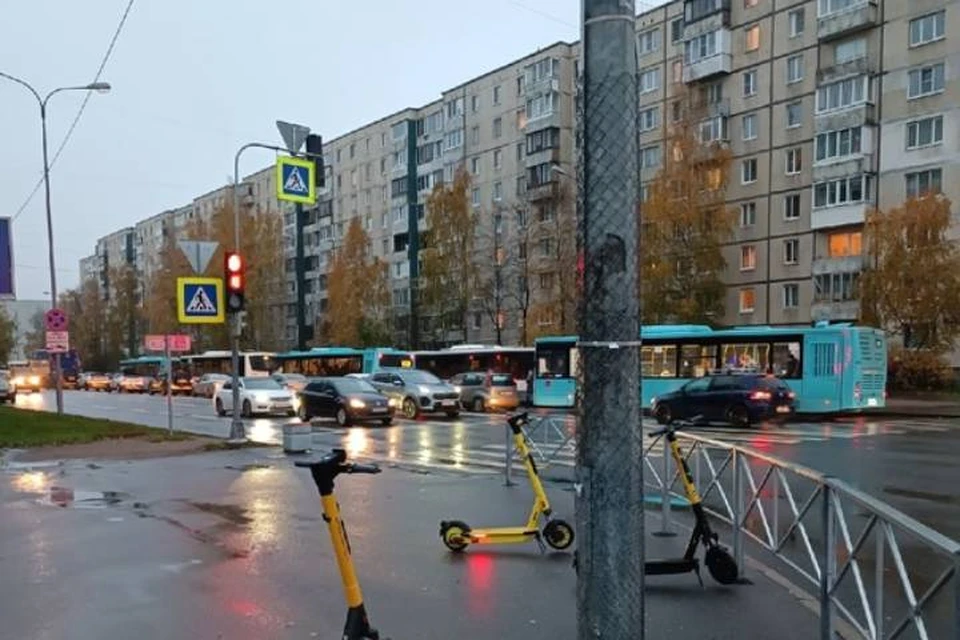 Автобусы встали в пробку в Невском районе Петербурга утром 26 октября