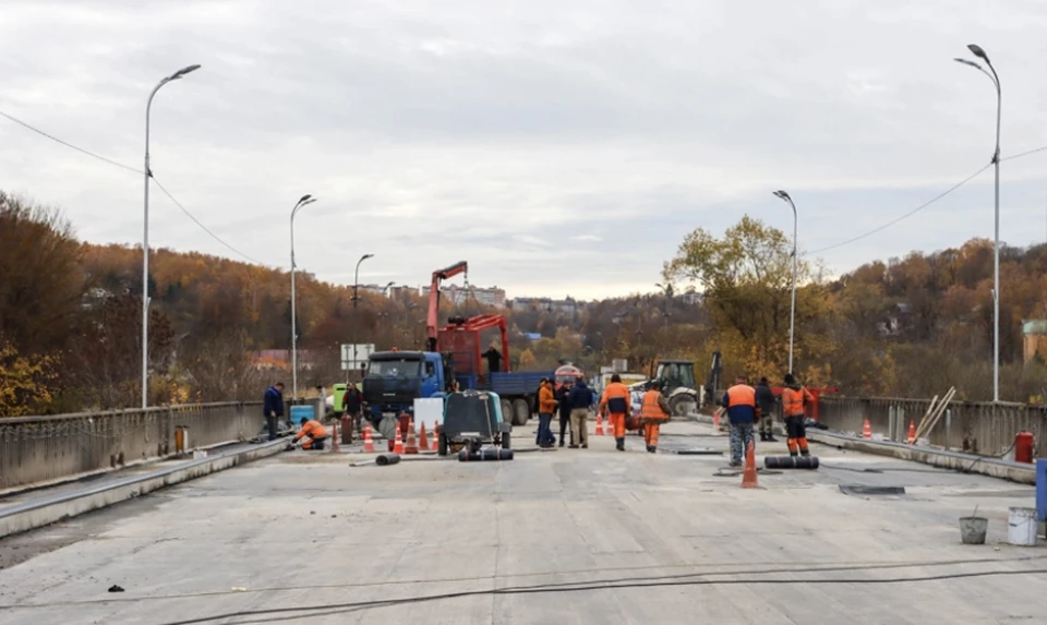 Движение по Крестовоздвиженскому мосту в Смоленске планируют частично открыть в ноябре. Фото: пресс-служба администрации города.