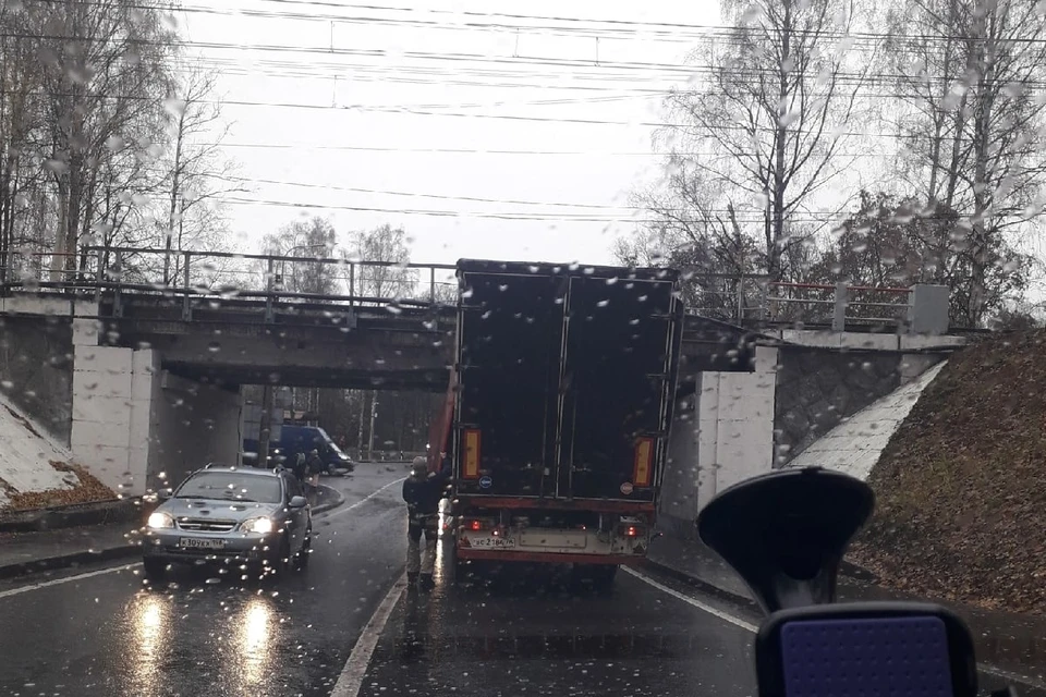 Под мостом в Зеленогорске снова застрял грузовик. Фото: vk.com/spb_today