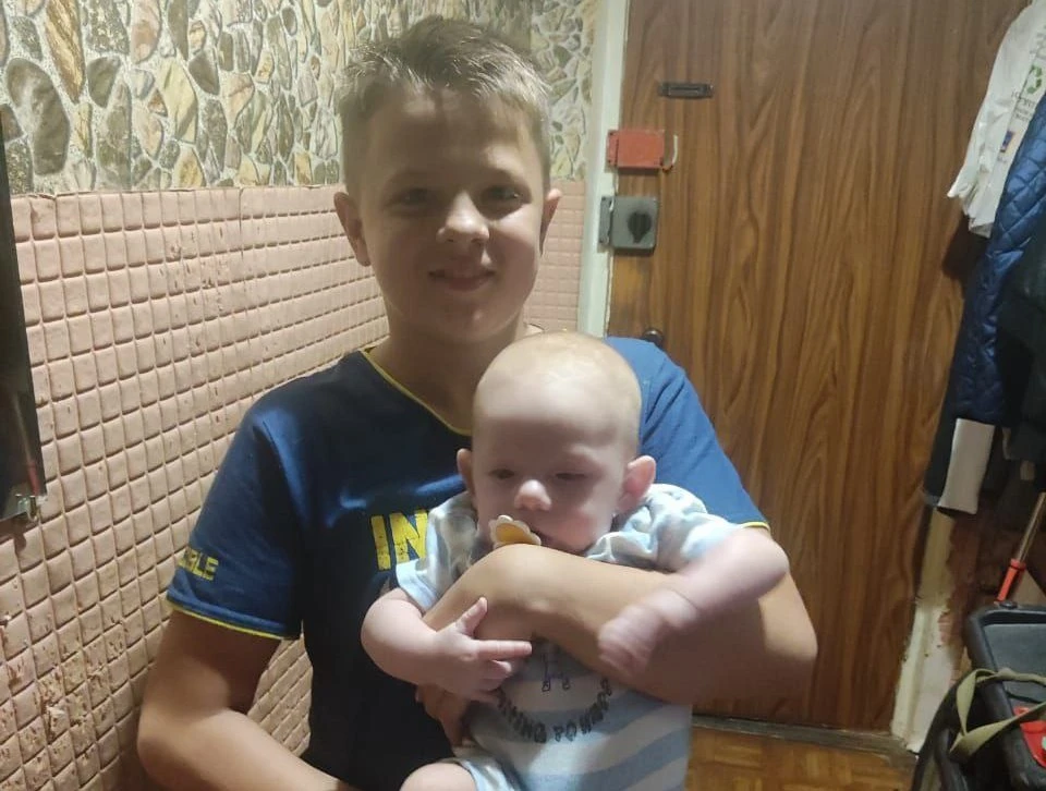 Рома (на фото он на руках у старшего брата Глеба) родился в Краматорске. Сейчас ему 7 месяцев.