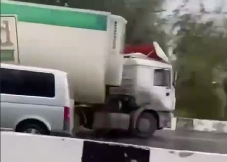 Водитель фуры ехал в сторону Западного жилого массива. Фото: соцсети.