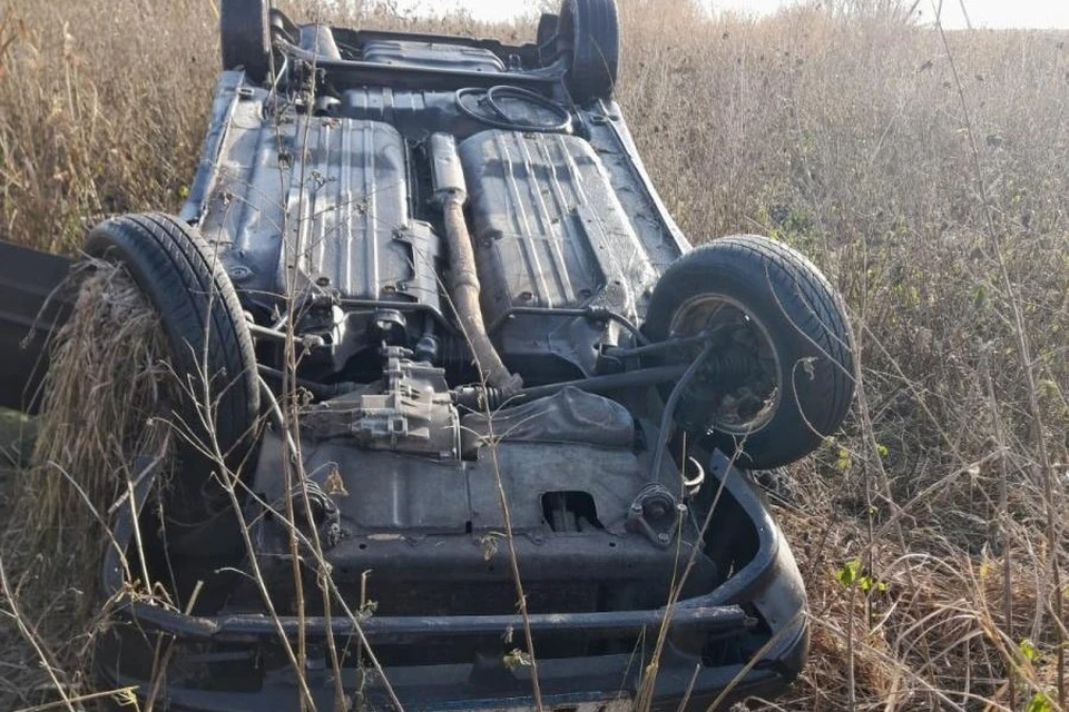 Под Липецком ВАЗ вылетел с дороги и перевернулся: водитель погиб