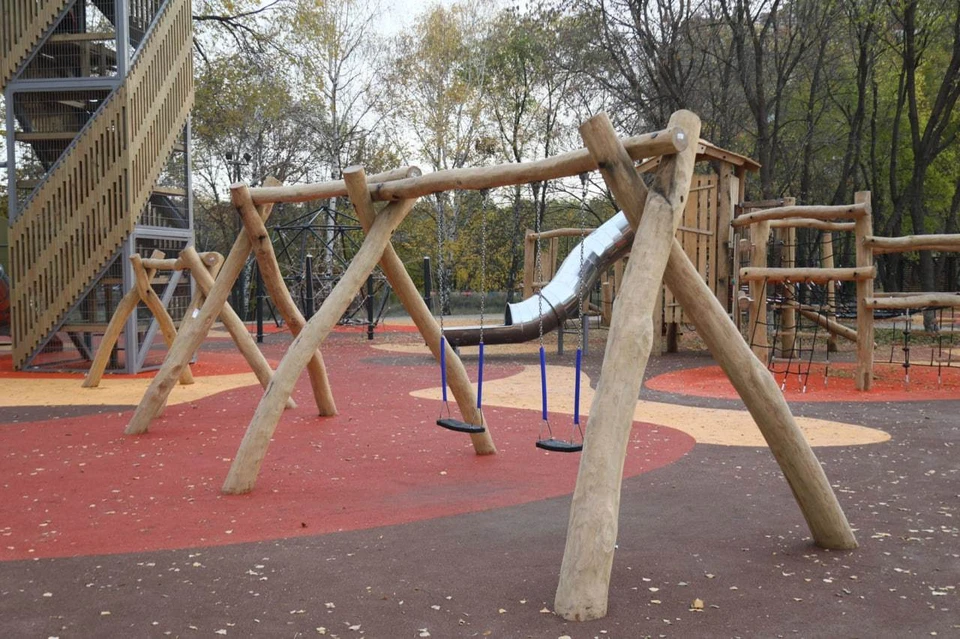 Детская площадка поделена на несколько зон – для детей младшего возраста и постарше.