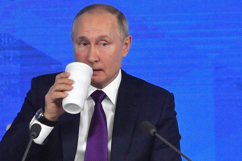 Президент России Владимир Путин пьет чай во время Большой итоговой пресс-конференции.