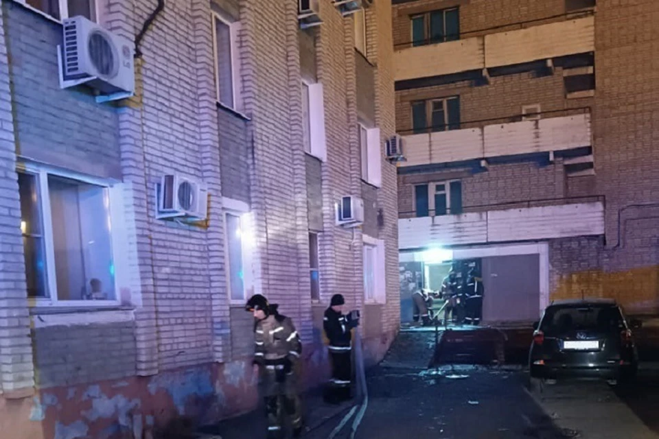 Пожарные вынесли пятерых человек из горящего дома в Хабаровске