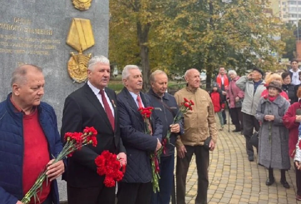 На митинге вспоминали вклад комсомольцев в развитие страны.