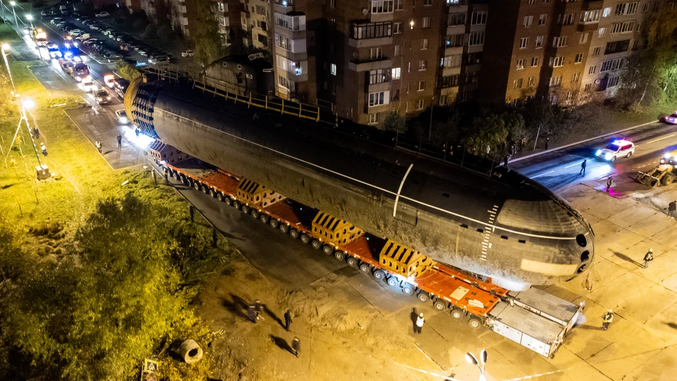 В кронштадте открыли музей подводной лодки. Подводная лодка в городе. Подводная лодка Кронштадт. Везут подводную лодку. Подводная лодка концерт.