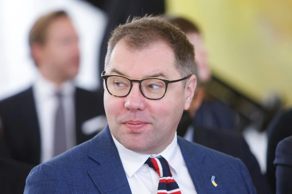 Макеев еще не успел войти в курс дела, а уже начал с наездов на правительство Германии