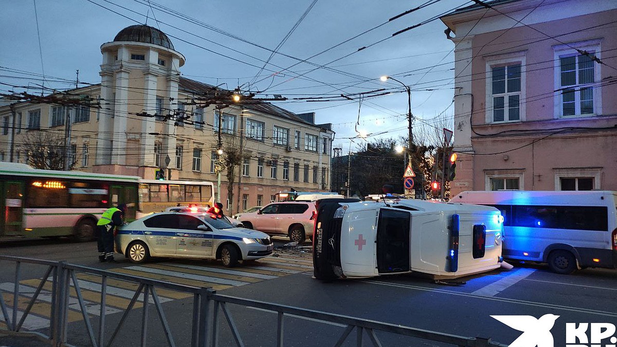 В центре Рязани в аварии перевернулась частная «скорая» - KP.RU