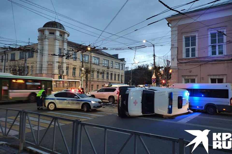 В центре Рязани в аварии перевернулась частная «скорая»