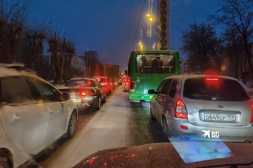 Екатеринбург после ночного снегопада встал в пробки