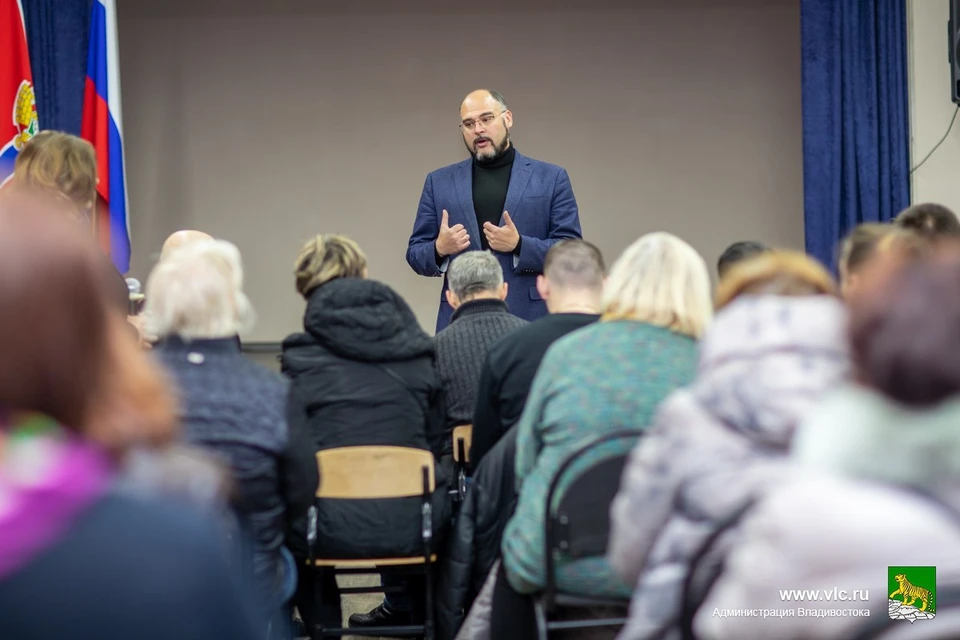 Мэр Владивостока встретился с жителями Первомайского района.